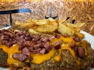 Milanesa con cheddar y panceta