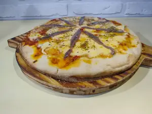 Pizza anchoa y muzzarella