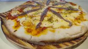 Pizza anchoa y salsa