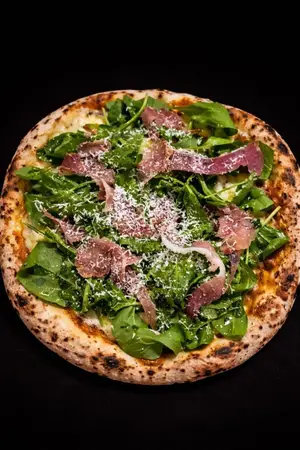 Pizza jamón crudo y rúcula