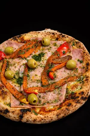 Pizza jamón y morrón
