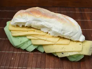 Sánd vegi queso ahumad y pesto