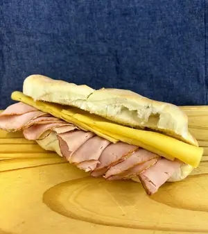 Sándwich bondiola y queso ahumado