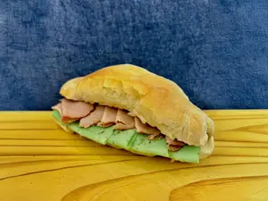 Sándwich Bondiola Y Queso Al Pesto