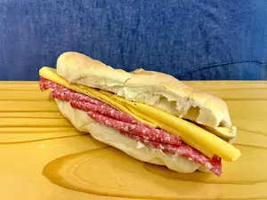 Sándwich cantimpalo y queso ahumado
