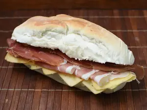 Sándwich crudo y queso ahumado