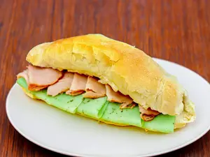 Sándwich Crudo Y Queso Al Pesto