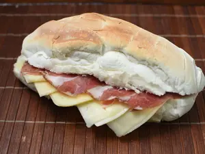 Sándwich crudo y queso