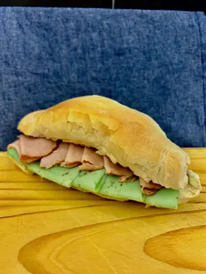 Sándwich jamón natural y queso al pesto