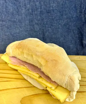 Sándwich jamón pernil y queso