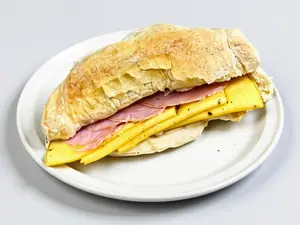 Sándwich Jamon, Queso Y Mortadela