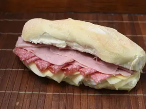 Sándwich jamón, queso y salame