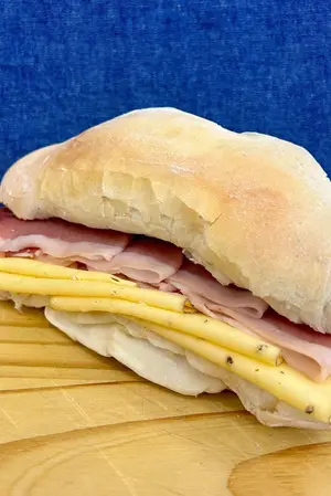 Sándwich Jamon, Queso Y Salame