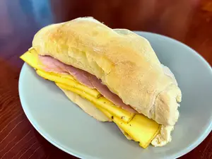 Sándwich Jamón Y Lomo Con Hierbas