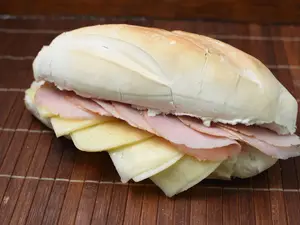 Sándwich lomo ahumado y queso