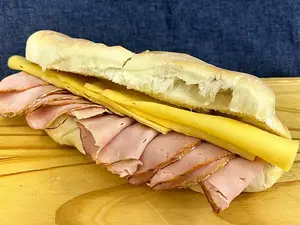 Sándwich Lomo Con Hierbas Y Gouda