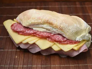 Sándwich longaniza jamón y queso ahumado