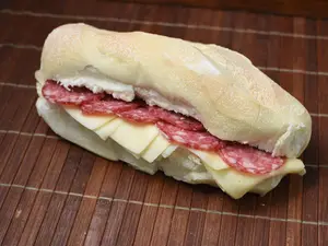 Sándwich longaniza y queso