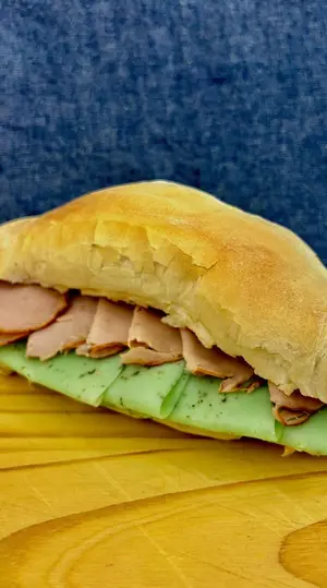 Sándwich matambre y pesto