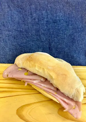 Sándwich mortadela y queso