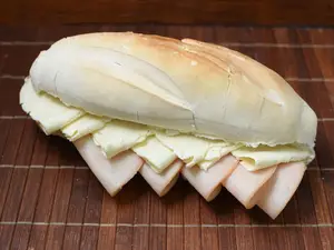 Sándwich pavita y queso de campo