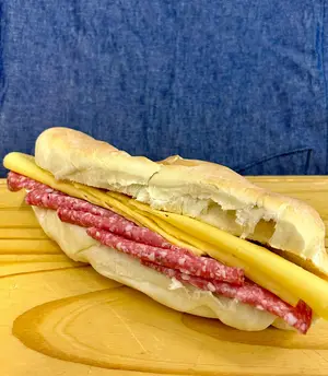 Sándwich salame y queso