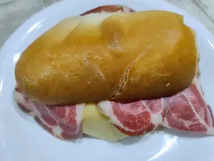 Sándwich Bondiola y Queso