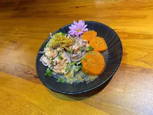 Ceviche de salmón rosado