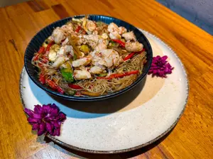 Wok de fideos de arroz con langostinos