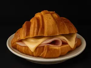 Medialuna rellena de jamón y queso