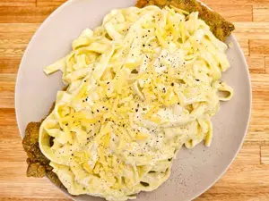 Milanesa con fideos