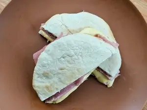 Sándwich árabe jamón y queso sin tacc