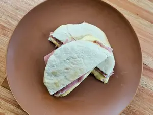 TOSTADO DE JAMON Y QUESO EN PAN ARABE