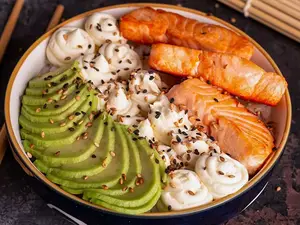 Salad sushi de salmón grill