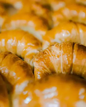 DOCENA DE FACTURAS SURTIDAS