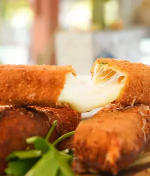 Bastoncitos de mozzarella con salsa fileto