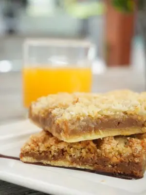 Cuadrado de coco y dulce de leche