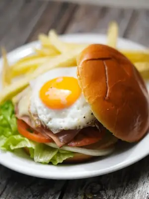 Hamburguesa casera de roast beef completa