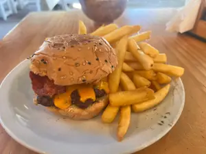 Hamburguesa casera de roast beerf ched y pct