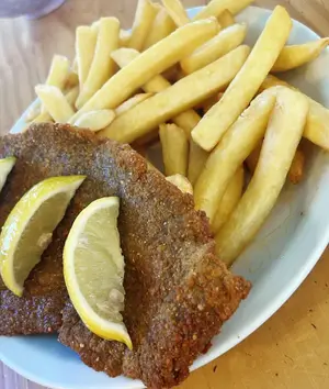 Milanesa de nalga de ternera con guarnición