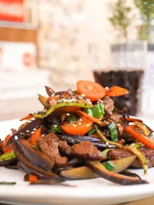 Wok de verdura y lomo