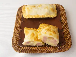 Empanada de jamón y queso