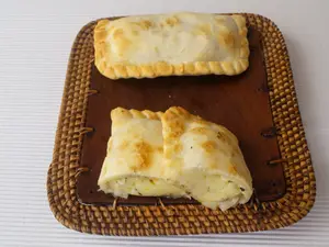 Empanada de queso y cebolla