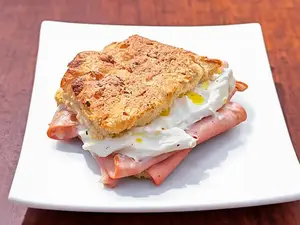 Focaccia mortadela & burrata