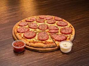 Pizza grande calabresa + 2 salsas