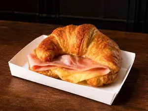 Medialuna de jamón y queso