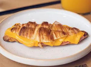 Medialuna con jamón y queso
