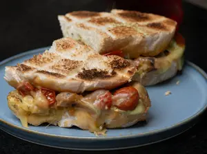 Sándwich de pollo marinado.