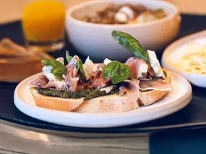 Tostón De Crudo Y Brie