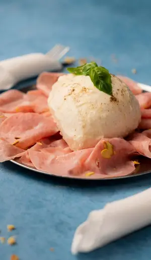 Burrata de mortadella con pistaccio